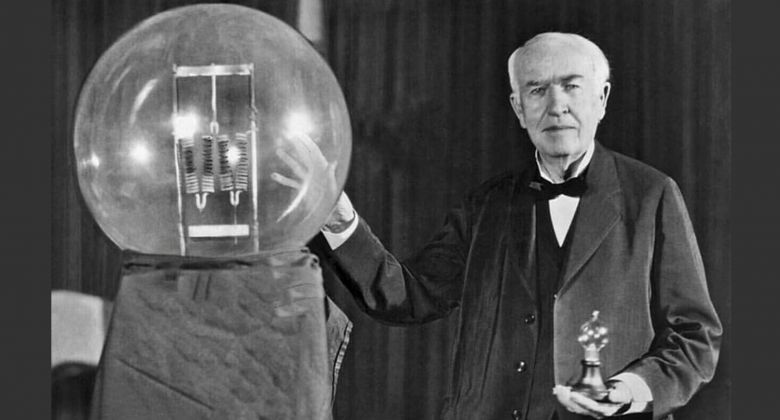 En 1880 Thomas Edison patenta la bombita eléctrica